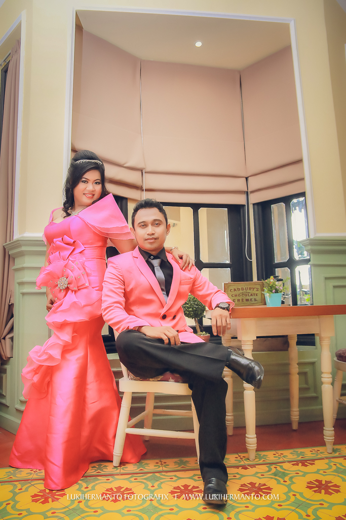 foto prewedding formal gaun pink di cafe elegant